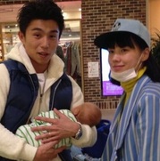 長男を抱く中尾明慶と仲里依紗の画像がTwitterから流出