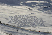 ヘッドラインニュース 2014/03/13(木) 16時47分 【画像あり】雪の上を「歩くだけで」作ったアートがすごいと話題に