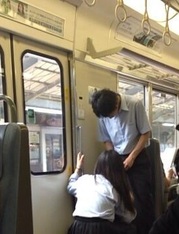 れあのつぶやき：電車でイチャコラしてるカップル