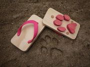 ヘッドラインニュース 2014/06/18(水) 16時57分 猫の肉球が付いたサンダル(下駄)「ashiato」がかわいい。歩くと砂浜に足跡が付くおもしろいデザイン。