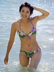 石田ゆり子のビキニ姿でフル勃起したった・・・【30枚】