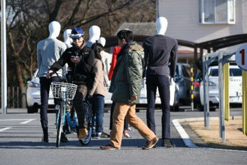 激裏ヘッドラインニュース 2015/02/17(火) 16時28分 徒歩や自転車での「ながらスマホ」はどれくらい危険か　JAFが実験映像を公開
