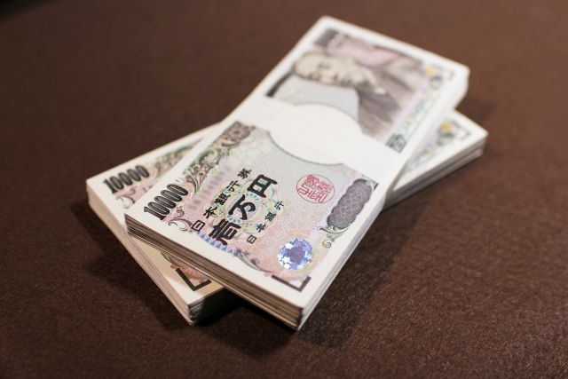 机の上に置かれた200万円