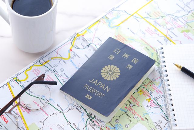 地図とパスポートとコーヒー
