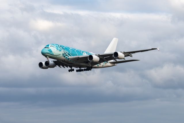 成田空港に着陸してくるA380 Kai