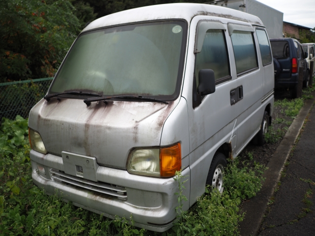 捨てられた軽ワゴン車