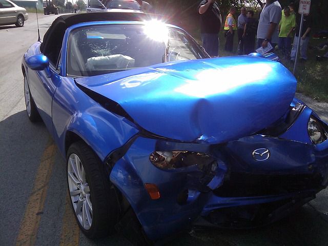事故でフロントがグシャグシャになった青い車