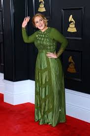 緑のドレスを着た金髪女性