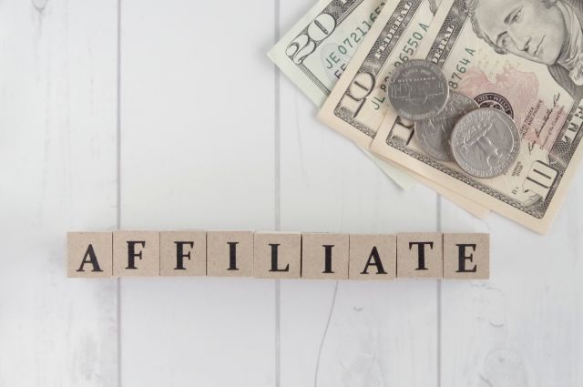 AFFILIATEと書かれた木片とお金