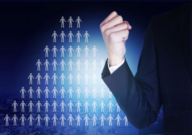 頂点を目指すビジネスマン