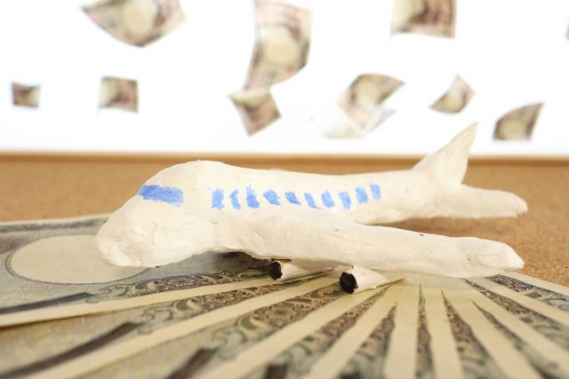 紙粘土で作った飛行機とお金
