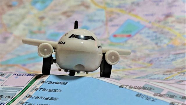 飛行機のおもちゃと地図