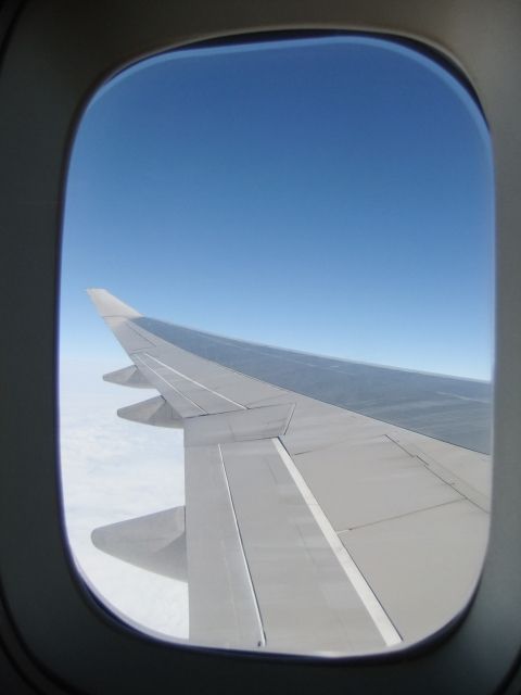 飛行機内の窓から見た空