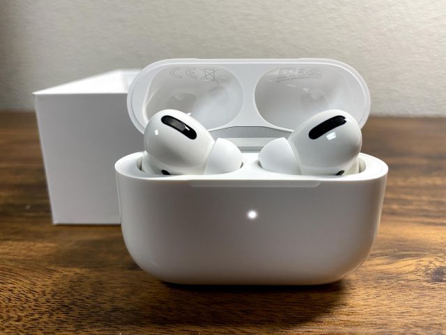 机の上に置かれたAirPods Pro