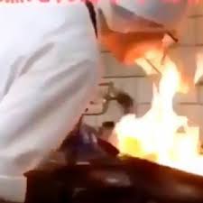 調理中の火でタバコをつける店員