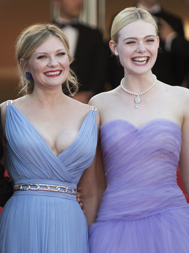 青いドレスの白人女性二人