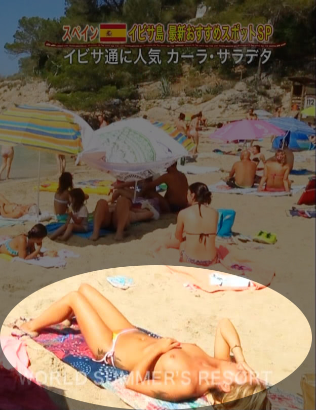 ビーチで寝ているトップレスの女性