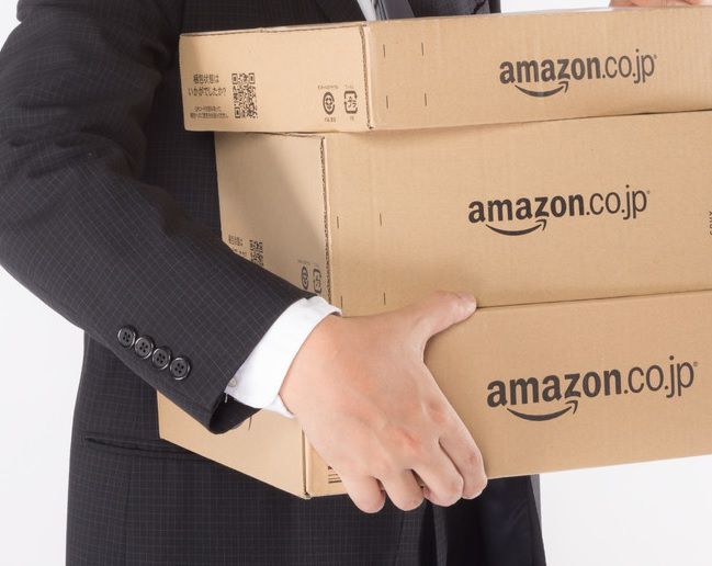 Amazonの段ボール箱を持つ男性
