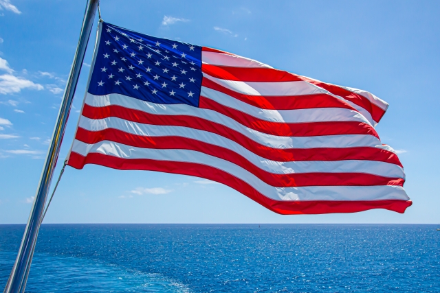 船上ではためくアメリカ国旗