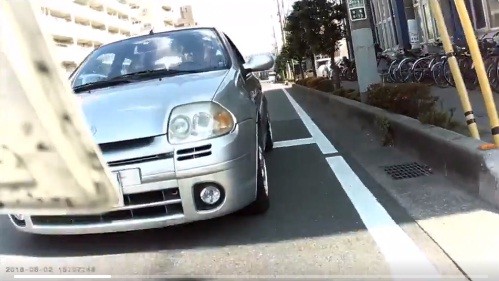 後ろを走っている車