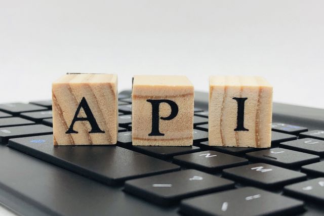 キーボードの上に置かれたAPIというブロック