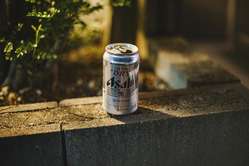 塀の上に置かれたビールの缶