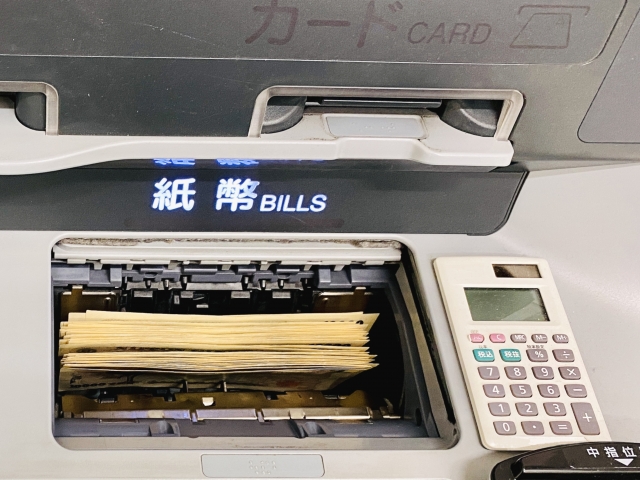 ATMの紙幣投入口