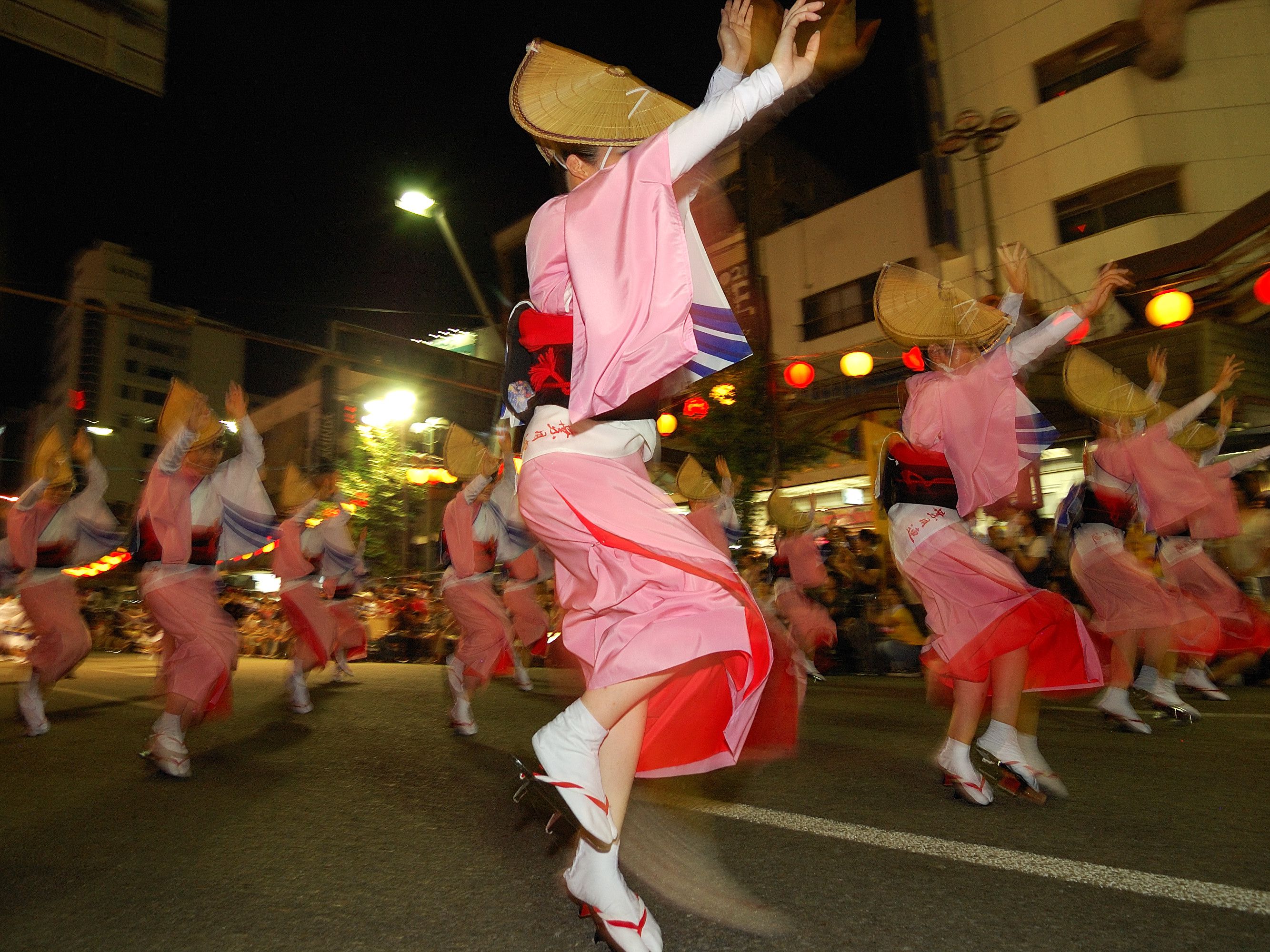 阿波踊りを踊る徳島県民