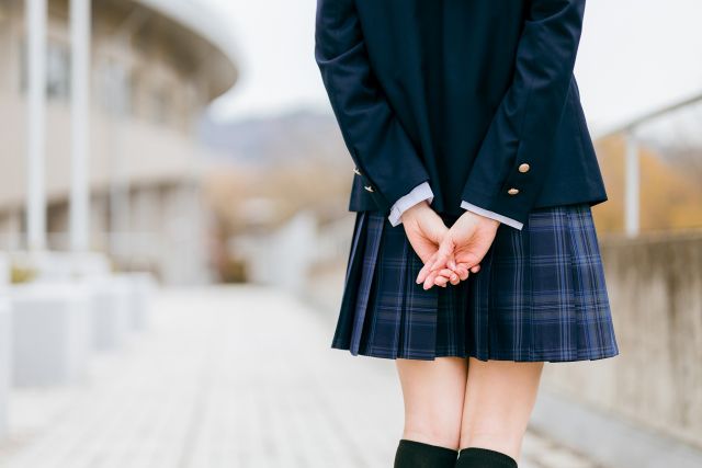 制服で立つ女子高生の後ろ姿
