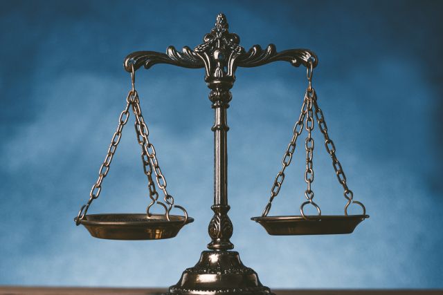 暗い背景の中の天秤