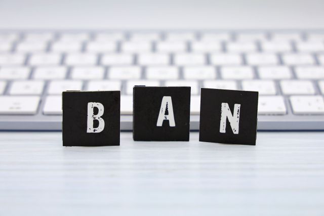 キーボードの前に置かれたBANのブロック