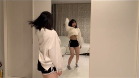 鏡の前で踊る女性