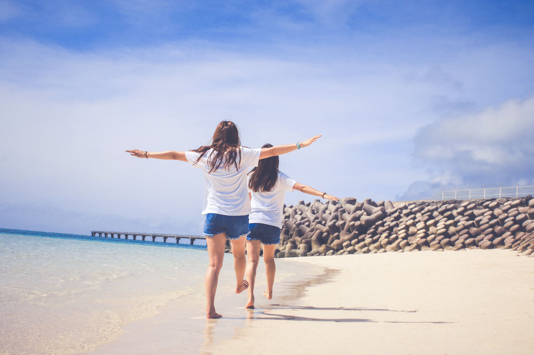 浜辺を走る2人の女の子