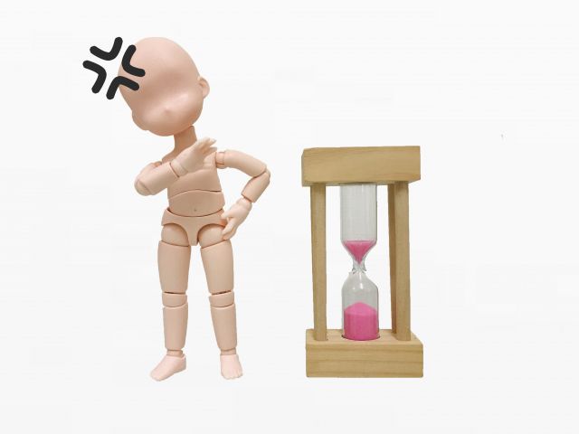 イライラする人形と砂時計
