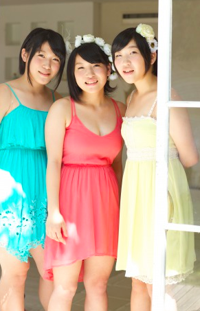 青赤黄色ワンピースを着た女性三人