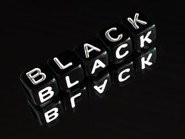 BLACKと書かれた黒いサイコロ