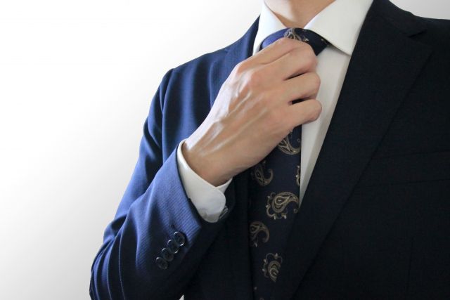 ネクタイを締めるビジネスマン