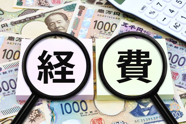 お金と虫眼鏡の中に書かれた経費の文字