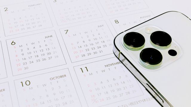 カレンダーと白いiPhone