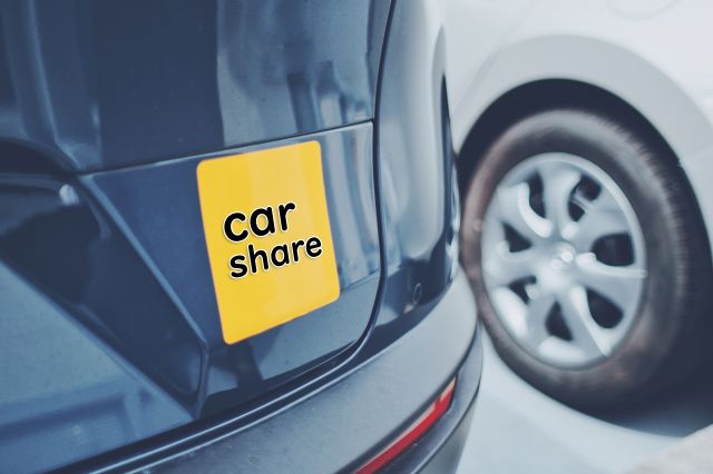 Car shareというステッカーが貼られた車