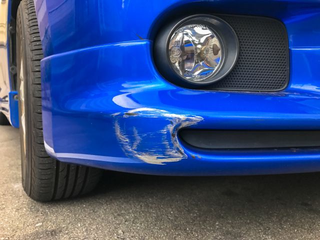 青い車についた大きな傷