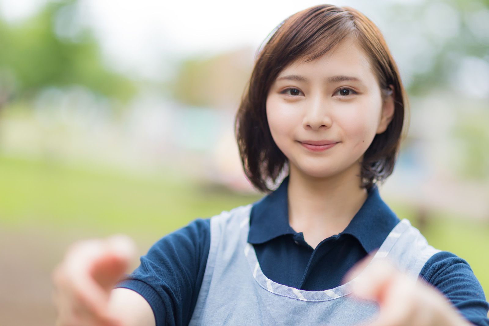 両手を差し出す介護士の女性