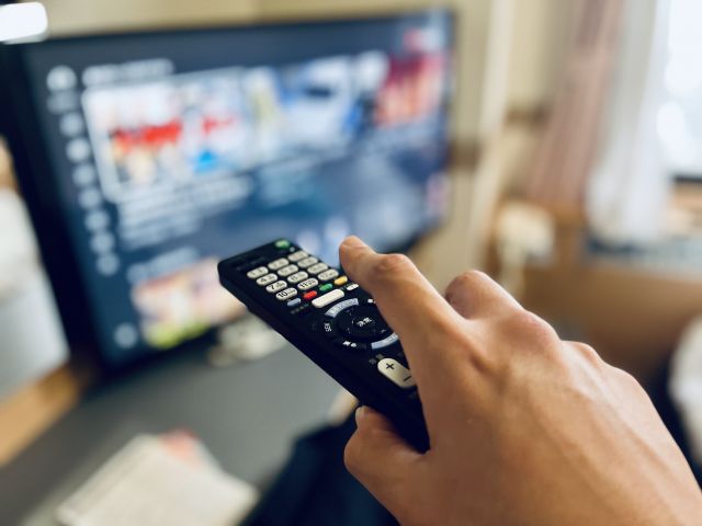 リモコンでテレビのチャンネルを替える