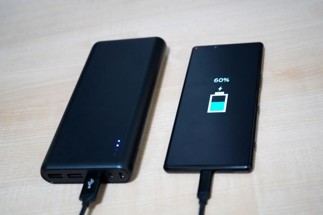 スマホをモバイルバッテリーで充電