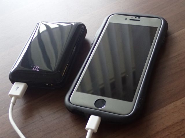 ポータブル充電器で受電するiPhone