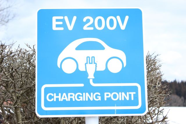 EV充電ステーションの看板