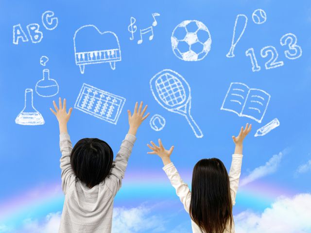 空に書かれた習い事の中から選ぼうとする男の子と女の子