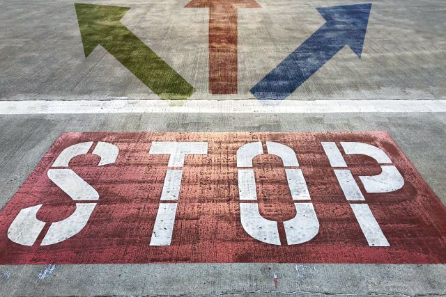 STOPと3つの矢印