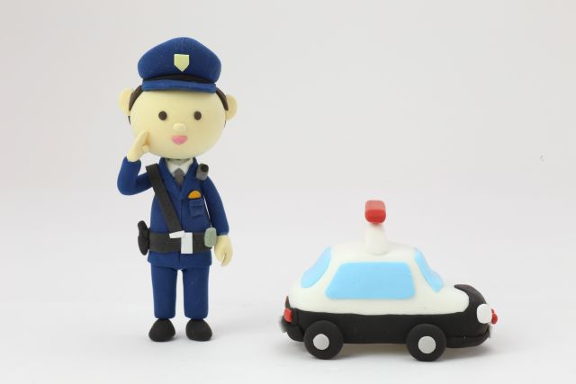 警察官とパトカーの人形
