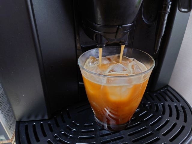 コーヒーメーカーでコーヒーを入れる